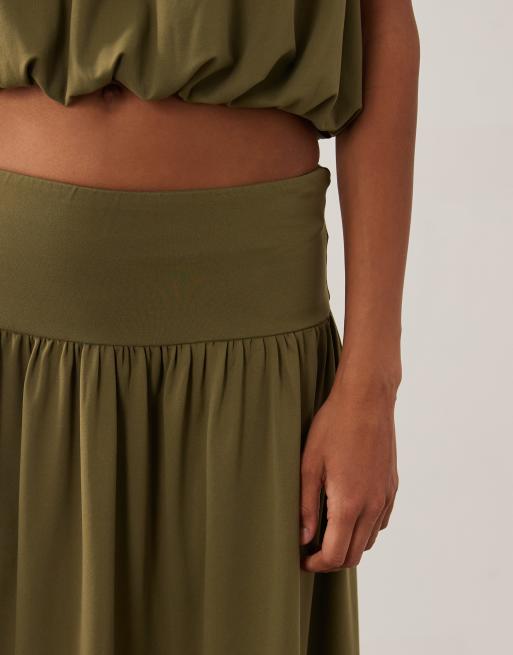 ASOS DESIGN falda maxi de conjunto con cintura caída y abertura en caqui, 2 de 5