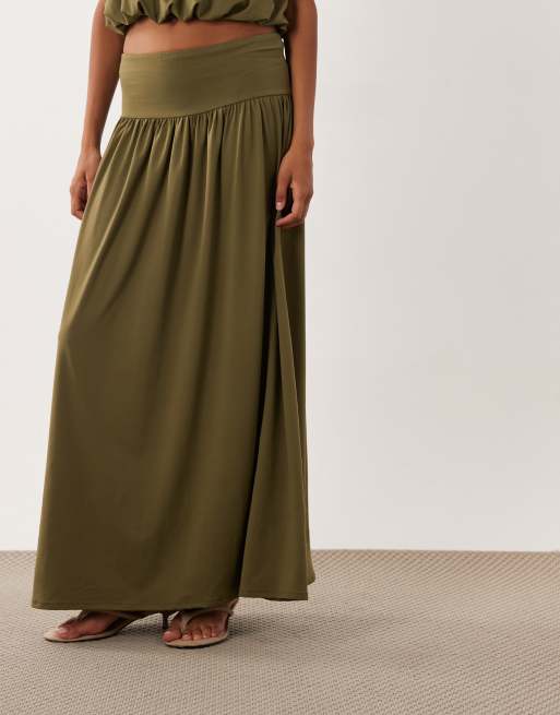 ASOS DESIGN falda maxi de conjunto con cintura caída y abertura en caqui, 3 de 5