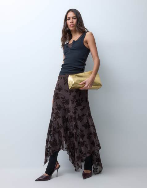 ASOS DESIGN falda maxi flocada con bajo asimétrico de conjunto en chocolate - view 1