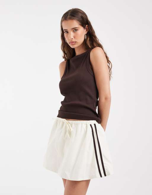 ASOS DESIGN falda micro mini con raya lateral técnica en crudo, 2 de 5
