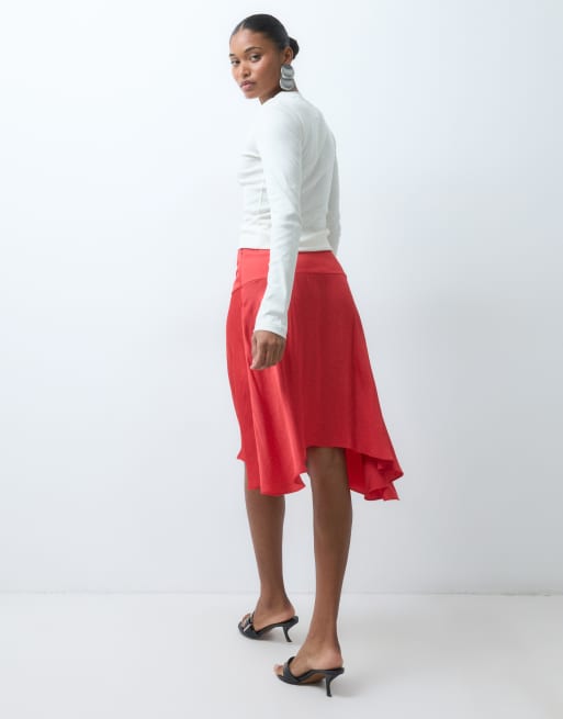 ASOS DESIGN falda midi de satén con bajo pañuelo en rojo, 3 de 5