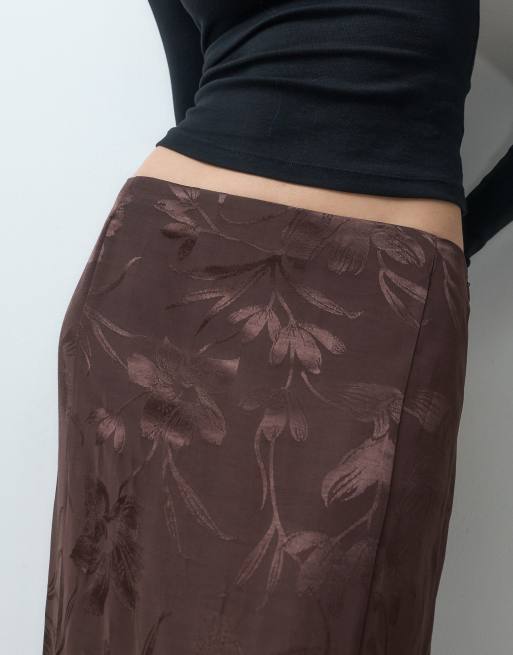 ASOS DESIGN falda midi de satén jacquard con flecos, 4 de 5