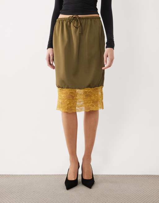 ASOS DESIGN falda midi lencera satinada de los 90 en caqui y ocre con ribete de encaje, 2 de 5