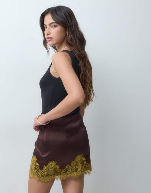 ASOS DESIGN falda mini de satén en chocolate con ribete de encaje en contraste, 3 de 5