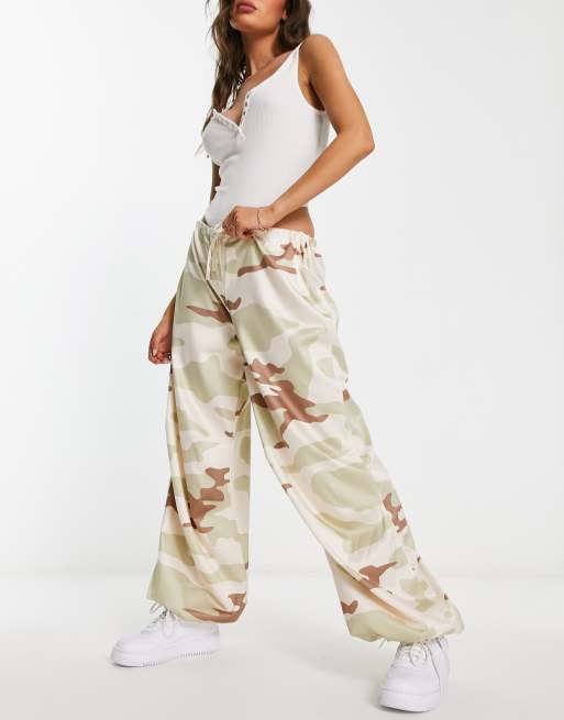 ASOS DESIGN - Faldskærmsbukser med camouflage-print i satin