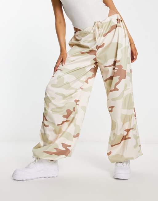 ASOS DESIGN - Faldskærmsbukser med camouflage-print i satin, 4 af 4
