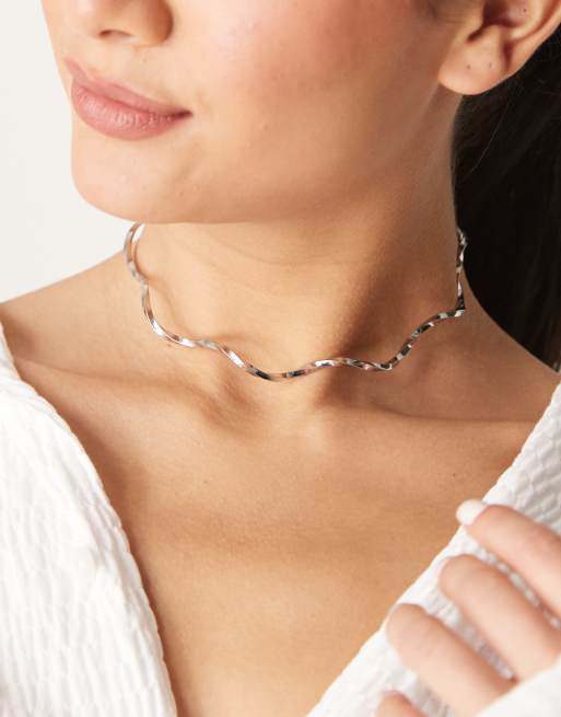 ASOS DESIGN – Falisty sztywny choker w odcieniu srebra
