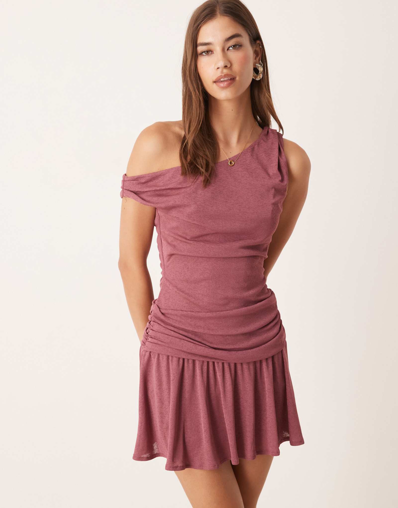 Мини-платье с открытыми плечами от ASOS DESIGN цвета шелковицы