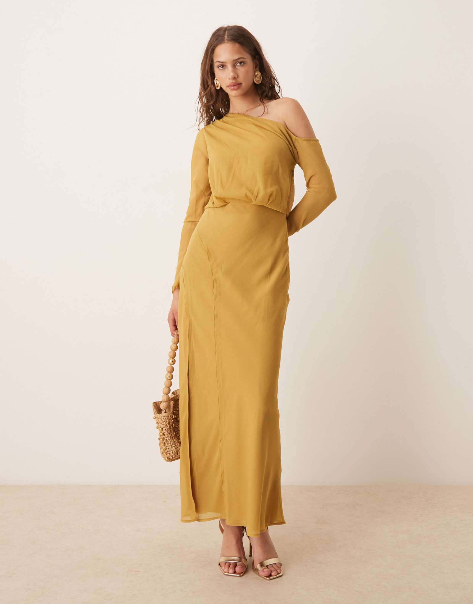 Дизайнерское платье миди со спадающими плечами от ASOS с отделкой по швам горчично-золотого цвета