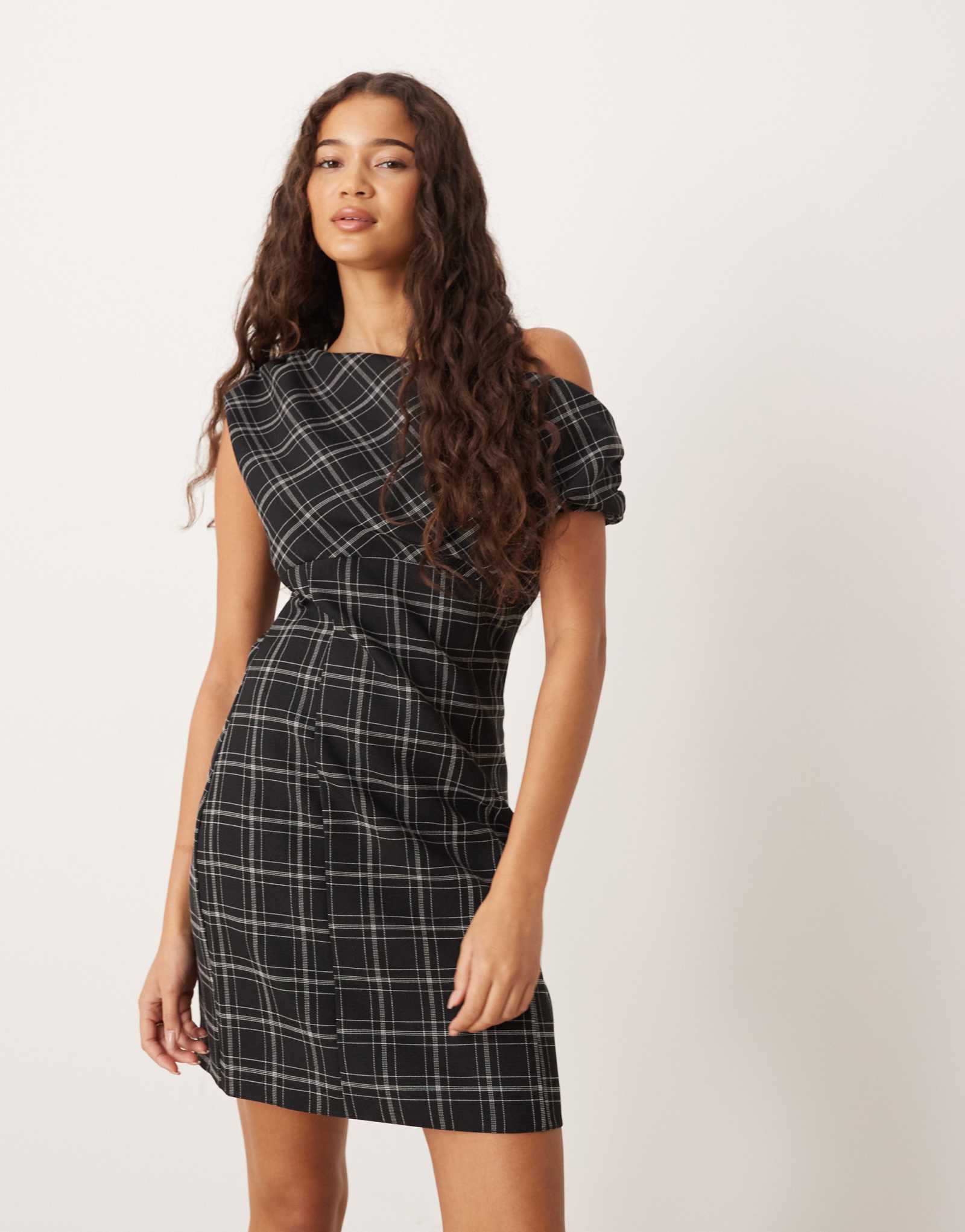 ДИЗАЙНЕРСКОЕ мини-платье ASOS со спадающими плечами в черно-белую клетку