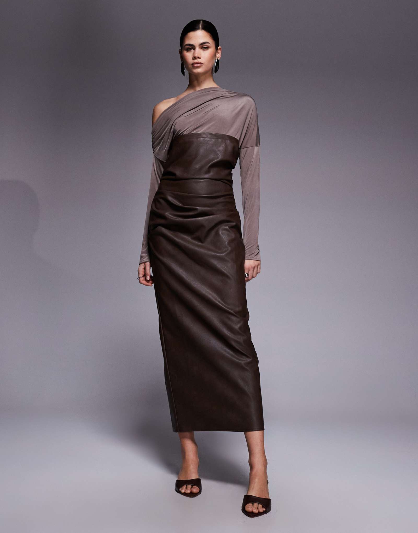 ДИЗАЙНЕРСКОЕ платье миди из искусственной кожи со спадающими плечами от ASOS шоколадного цвета