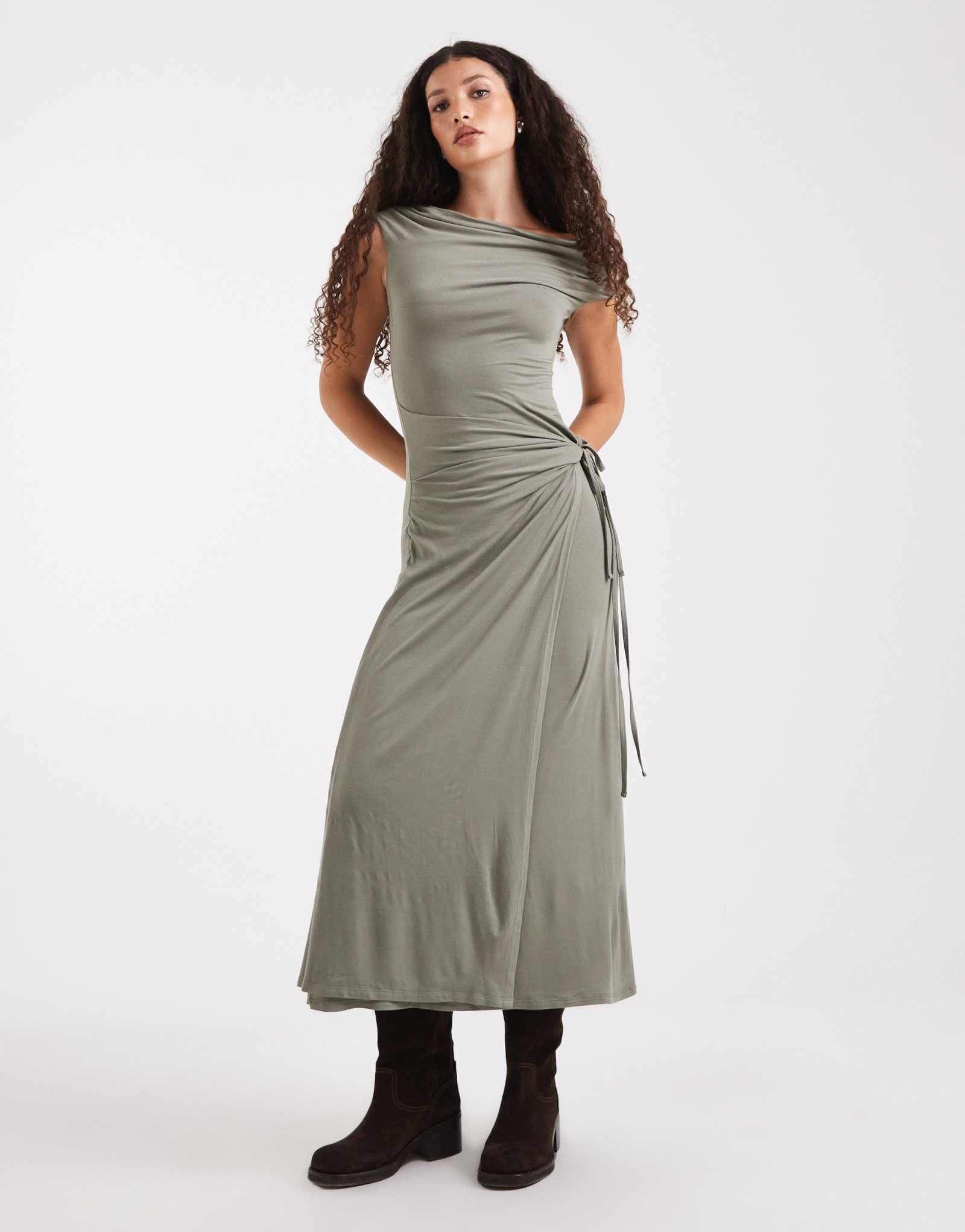 Миди-платье с запахом на талии и спадающими плечами от ASOS DESIGN цвета хаки