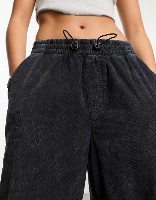 ASOS DESIGN – Fallschirm-Cargohose aus Cord in verwaschenem Schwarz, 2 von 4