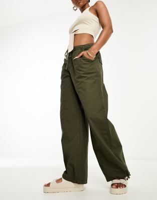 ASOS DESIGN - Fallschirm-Cargohose in dunklem Khaki mit Ziernaht-Orange