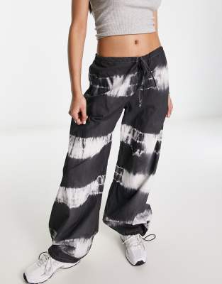 ASOS DESIGN - Fallschirm-Cargohose mit Batikprint-Bunt