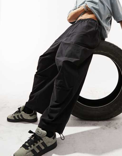 ASOS DESIGN – Fallschirmhose in Schwarz mit Oversize-Passform und Ballon-Beinschnitt, 4 von 4