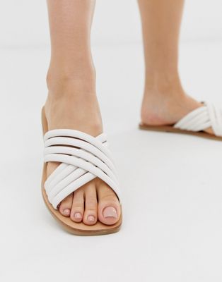 ASOS DESIGN – Falsetto – Flache Sandalen mit gekreuzten Riemen in Weiß