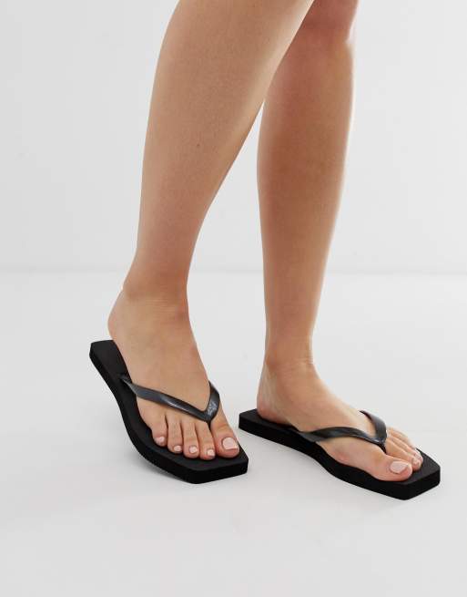 ASOS DESIGN Fan Zehenstegsandalen mit eckiger Zehenpartie in Schwarz ASOS