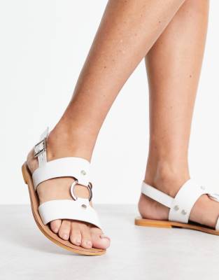 ASOS DESIGN - Fancy - Flache Sandalen aus Leder in gebrochenem Weiß mit Ring- und Nietenverzierung