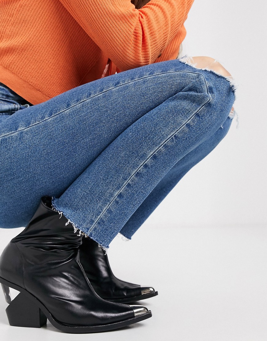 ASOS DESIGN - Farleigh - Gerecyclede smalle mom jeans met hoge taille, dark wash en kniescheuren-Blauw