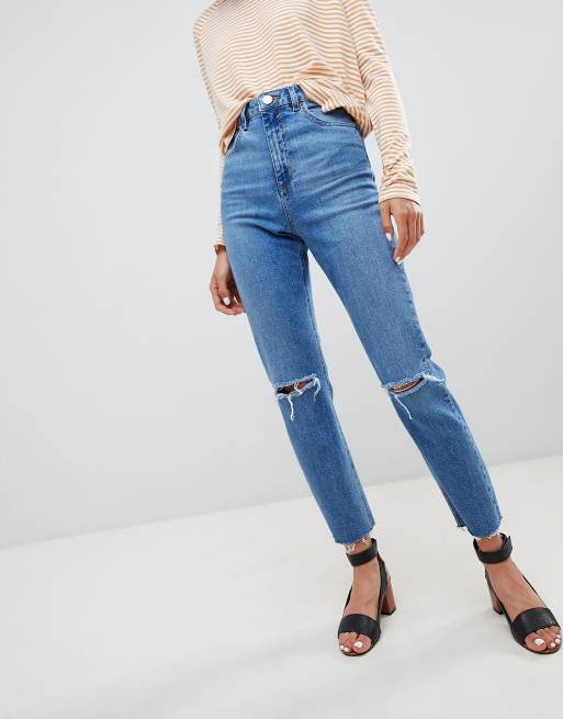 ASOS DESIGN - Farleigh højtaljede, smalle Mom-jeans i stonewash Mid Blue med flænger