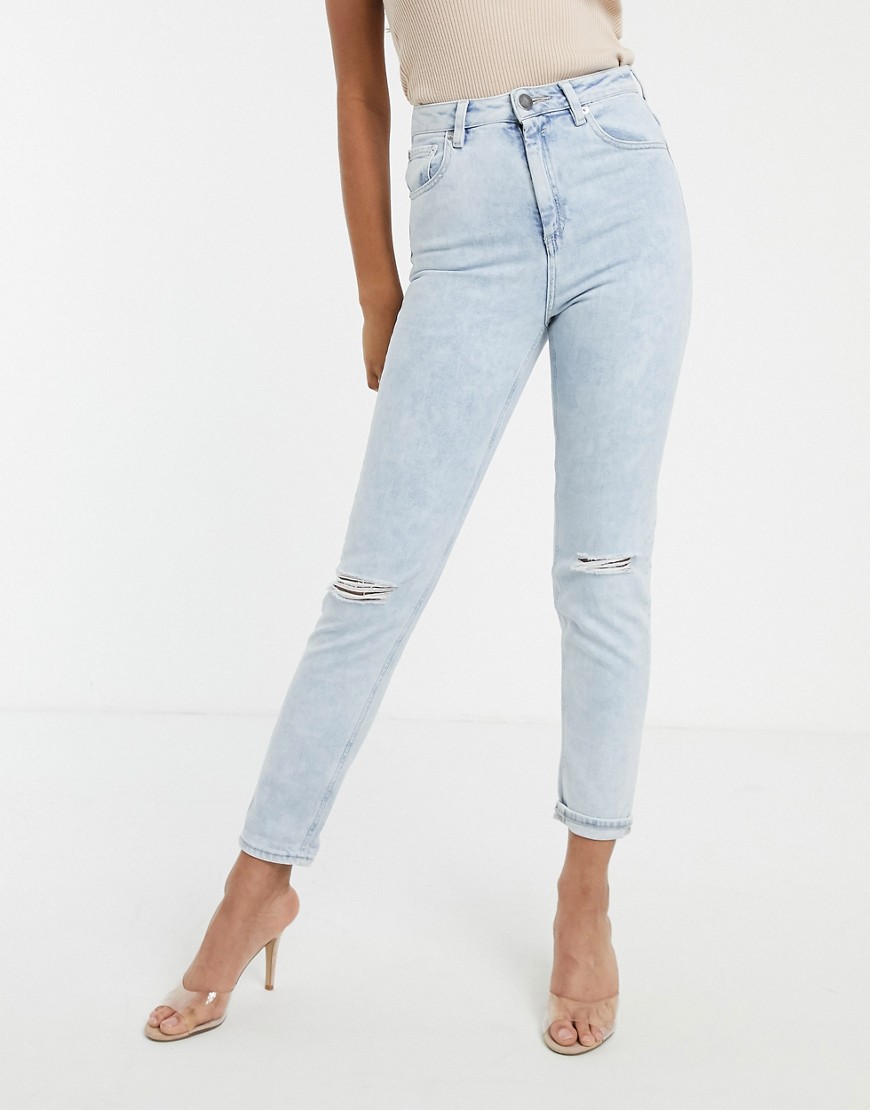 ASOS DESIGN - Farleigh - Højtaljede smalle mom-jeans med optrevlinger i lys vintage syrevask-Blå