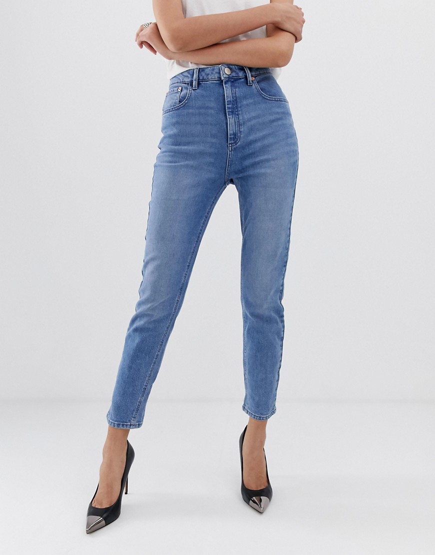 ASOS DESIGN – Farleigh – Ljusa, stentvättade slim mom jeans med hög midja-Blå