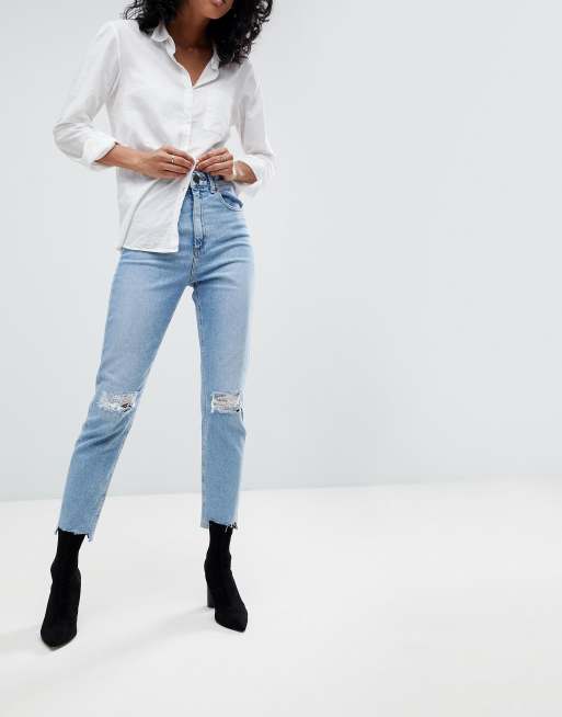 ASOS DESIGN Farleigh – Niebieskie dopasowane jeansy mom z podwyższonym stanem, rozdarciem na kolanie, ozdobną łatą i efektem sprania vintage