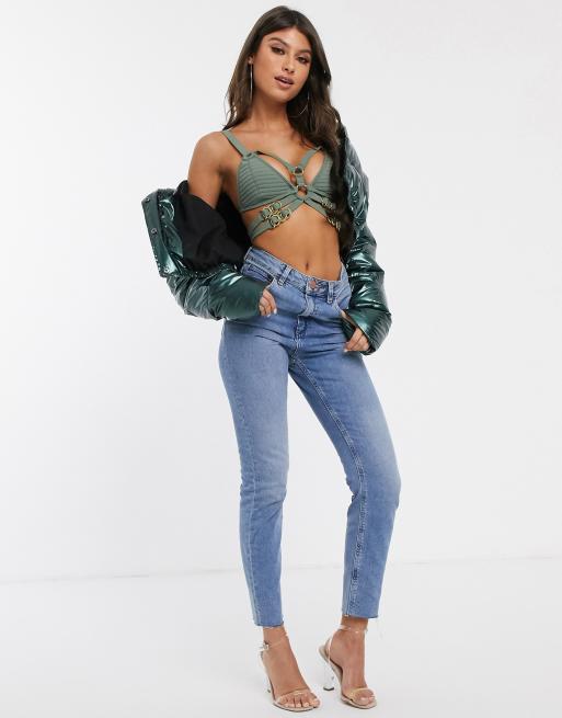 ASOS DESIGN Farleigh – Niebieskie mom jeans o obcisłym kroju z podwyższonym stanem, efektem sprania i nogawkami o surowym wykończeniu
