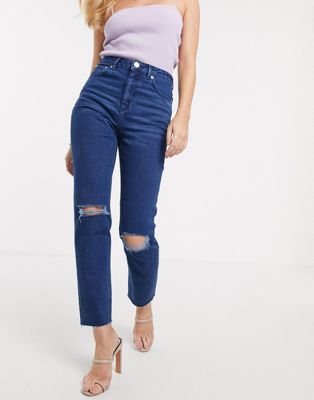 ASOS DESIGN – Farleigh – Schmale Mom-Jeans mit hohem Bund und Rissen in hellblauer Waschung mit grobem Saum