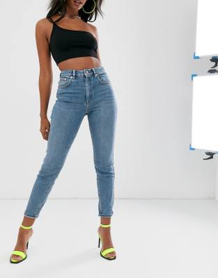 ASOS DESIGN - Farleigh - Smalle mom jeans met hoge taille en scheuren op  heuphoogte in lichte stonewash | ASOS