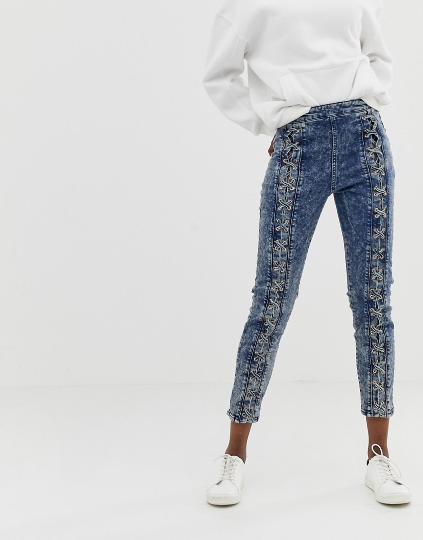 ASOS DESIGN - Farleigh- Smalle mom jeans met hoge taille en vetersluiting aan de voorkant in acid wash-Blauw