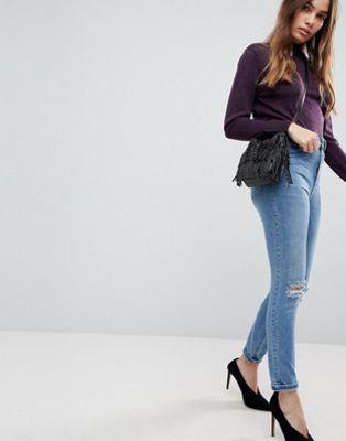 ASOS DESIGN - Farleigh - Smalle mom jeans met hoge taille, lichte stone wash en kapotte knieën-Blauw
