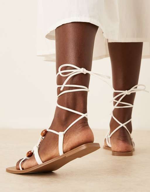 ASOS DESIGN - Faroe - Platte sandalen met bandjes en kralen in wit, 2 van 4
