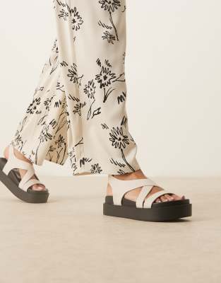 ASOS DESIGN - Farrah - Flache Fußbett-Sandalen in Wollweiß mit gekreuzten Riemen