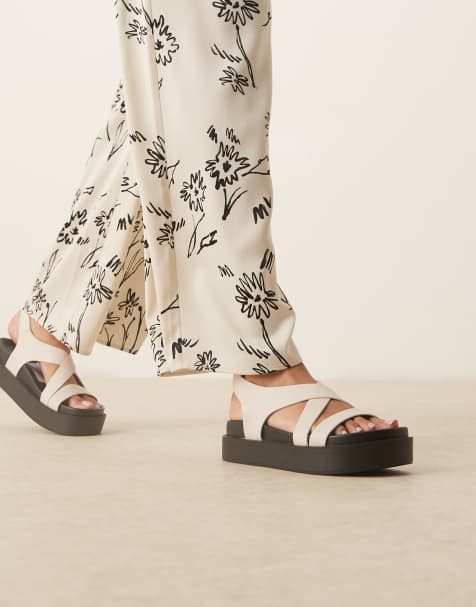 ASOS DESIGN – Farrah – Flache Fußbett-Sandalen in Wollweiß mit gekreuzten Riemen - view 1