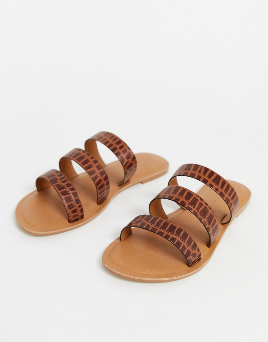 ASOS DESIGN - Farren - Platte leren sandalen in bruin met krokodillenleerprint