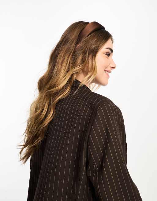 ASOS DESIGN - Fascia per capelli imbottita in raso cioccolato