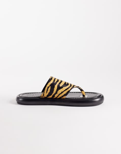 ASOS DESIGN – Fate – Hochwertige Zehenstegsandalen aus echtem Leder mit dicker Sohle und Tigermuster mit Ponyfell-Optik - view 1