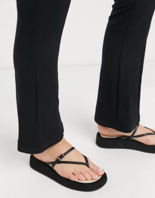 ASOS DESIGN – Fateful – Zehenstegsandalen mit dicker Sohle in Schwarz