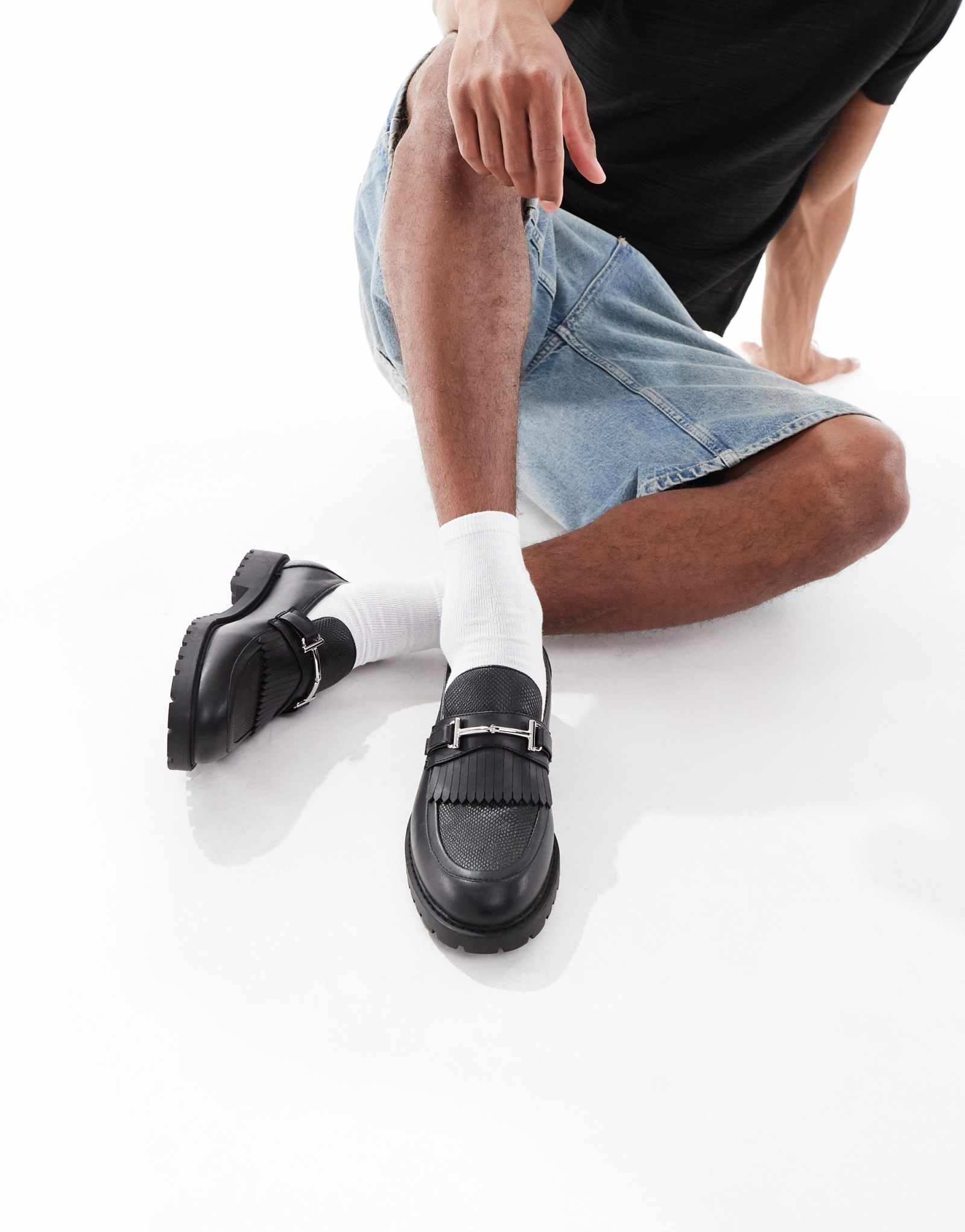 Дизайнерские мокасины ASOS из искусственного крокодила черного цвета с рифленой подошвой и трензелем