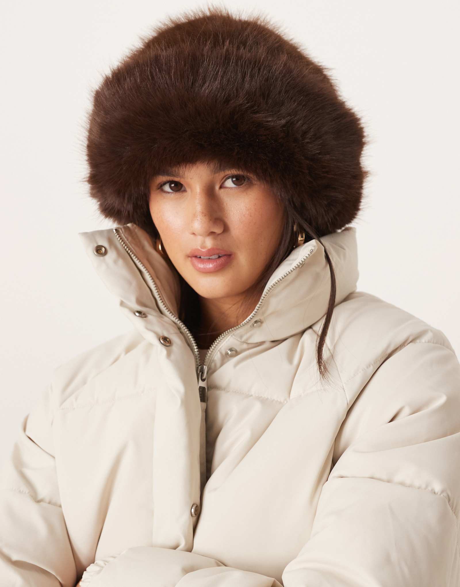 Шапка с манжетами из искусственного меха ASOS DESIGN коричневого цвета