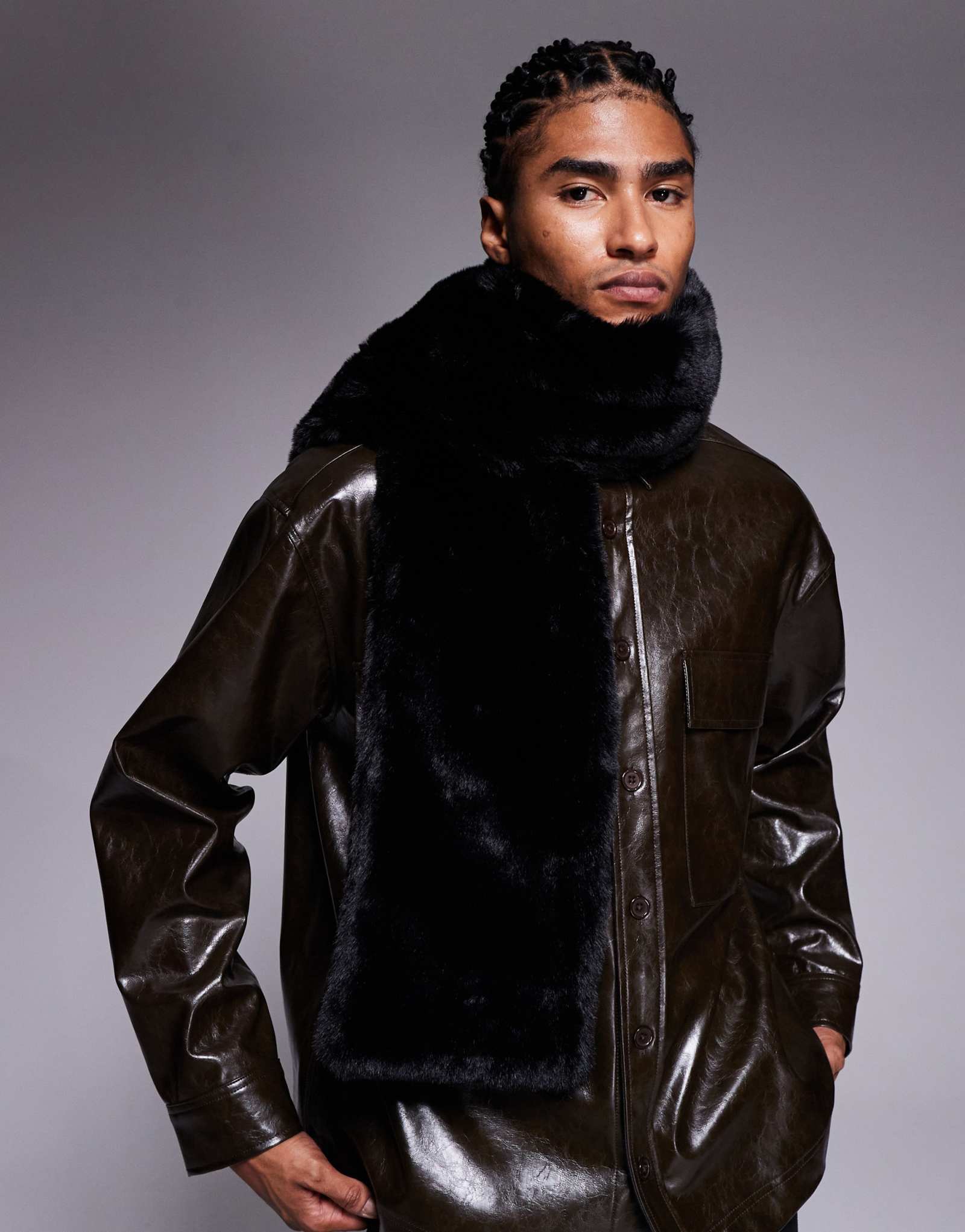 Плюшевый шарф из искусственного меха ASOS DESIGN черного цвета