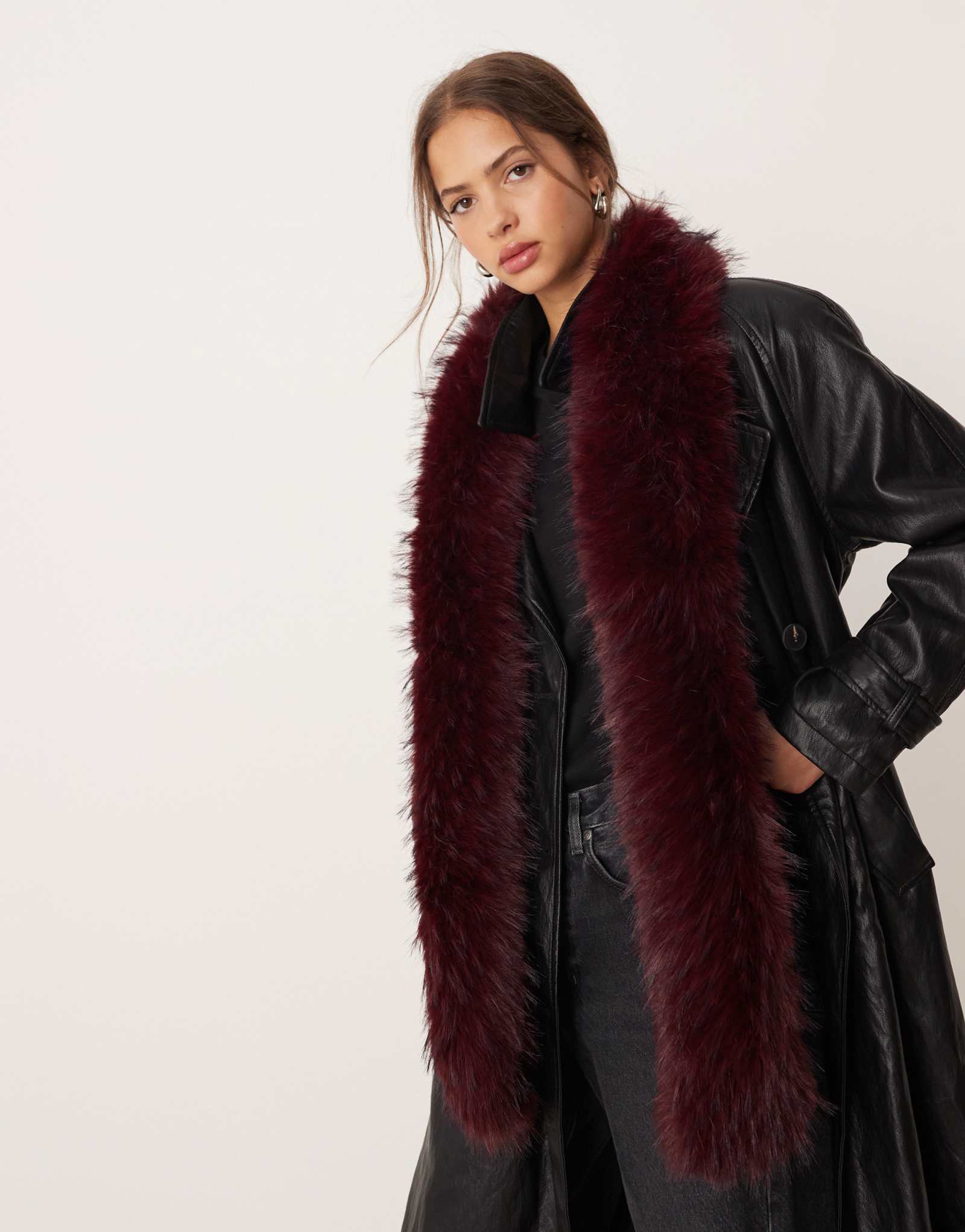 Шарф из искусственного меха ASOS DESIGN бордового цвета