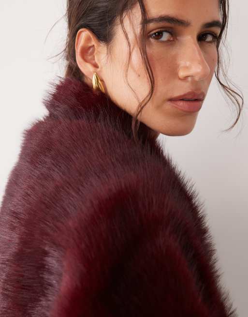 ASOS DESIGN faux fur triangle in burgundy, 2 of 3