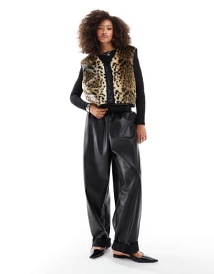 faux fur vest in leopard print-Multi