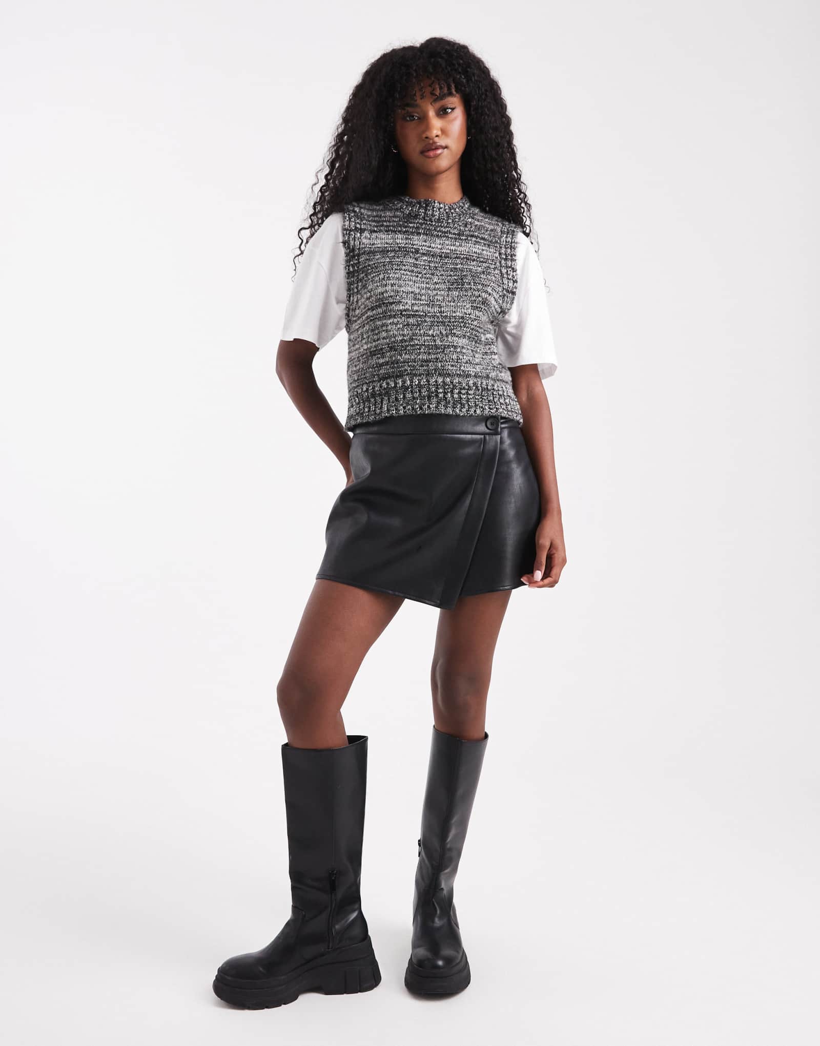 Модель ASOS DESIGN skort с застежкой на пуговицы из искусственной кожи черного цвета