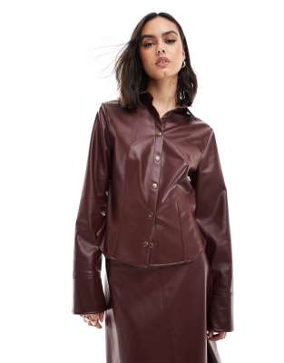 faux leather fitted shirt in burgundy-Red