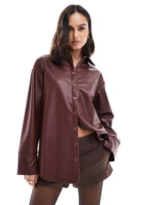 faux leather oversized shirt in burgundy-Red