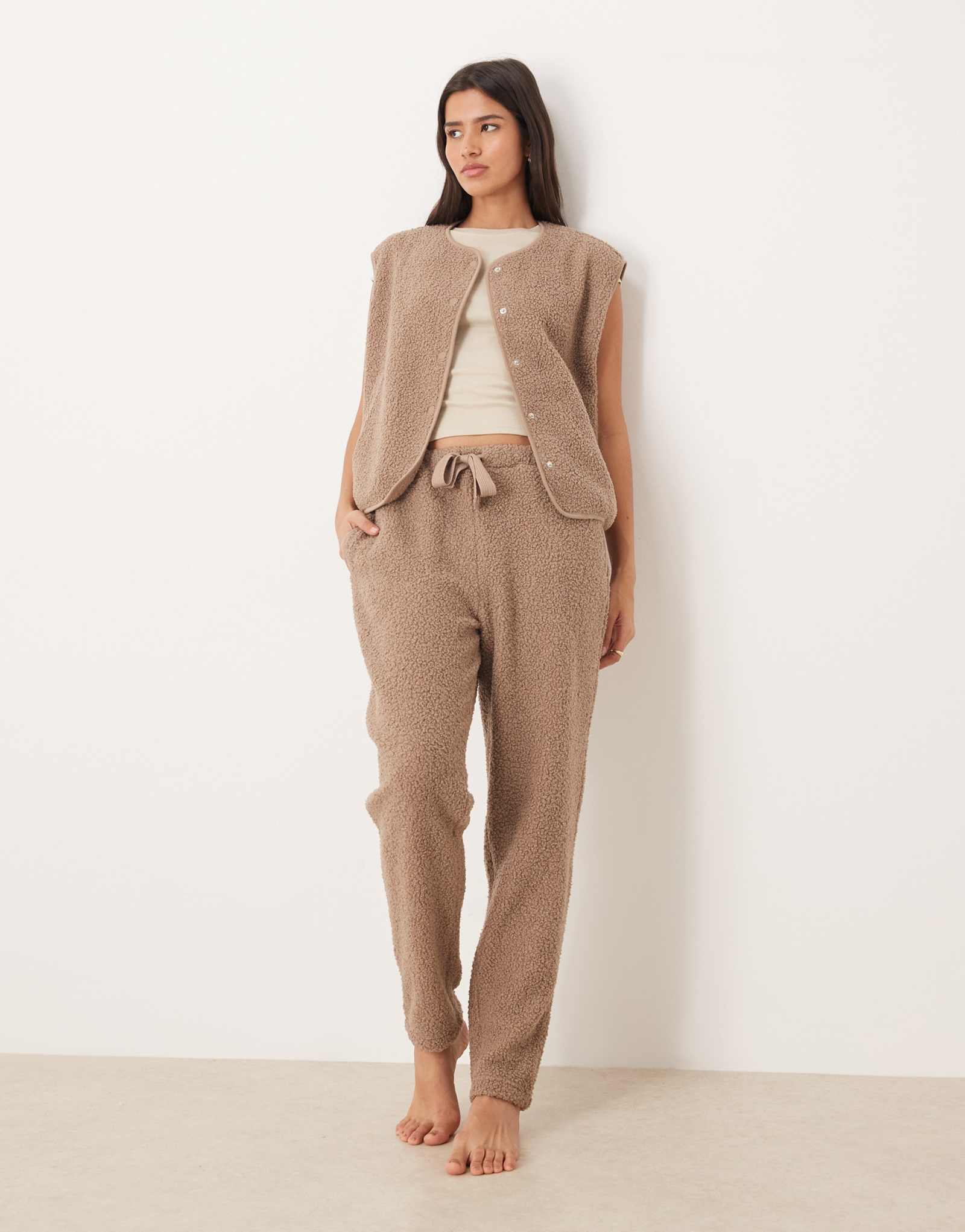 Зауженные спортивные брюки из искусственной овечьей шерсти ASOS DESIGN из норки